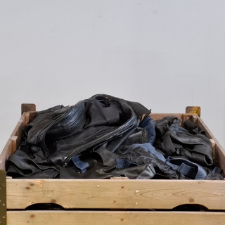 Partij lederen jassen (zonder mouwen) en kledingstukken