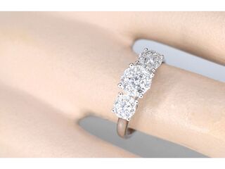 Ring met drie chatons van diamanten 0.75 carat