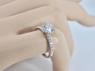 Solitair ring met een natuurlijke diamant en kleine briljant geslepen