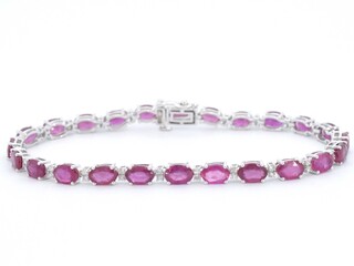 Witgouden tennisarmband met diamanten en robijn