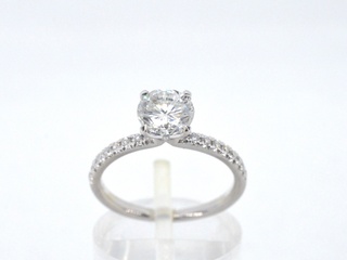 Solitair ring met een natuurlijke diamant en kleine briljant geslepen