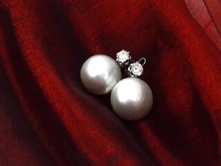 Gouden oorbellen met natuurlijke diamanten en blister parels