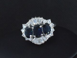 Gouden ring met diamanten en saffieren