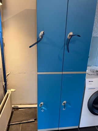 Ca. 52x Kleding kluisjes met sleutel Woelwater, 2 per kolom, blauw, bo