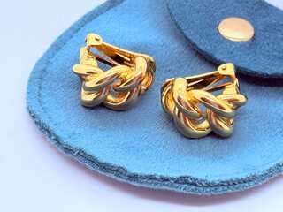Christian Dior goldplated ”knot” oorbellen