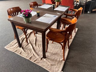 2x Tafels met 4 leunstoelen, bruin