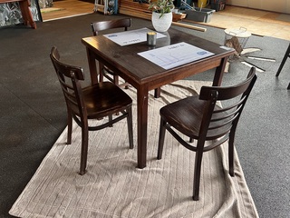 Lunch tafel met 3 café stoelen, bruin