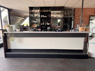 Hoekbar met toogkast zonder inhoud, donkerbruin