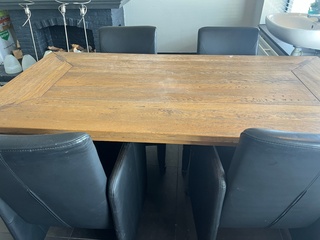 Eiken tafel met 4 lederen stoelen, zwart en eiken