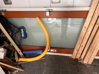 4x Kunststofdeuren met kozijn, 2 binnenkant bruin, buitenkant wit en 2