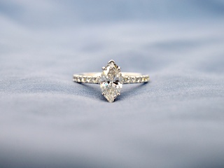 Witgouden solitaire ring met een marquise diamant van 1.00 carat met h