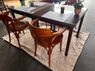 2x Tafels met 4 leunstoelen, bruin