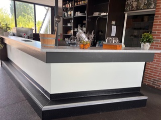 Hoekbar met toogkast zonder inhoud, donkerbruin