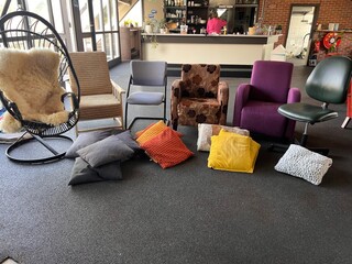 Diverse stoelen en kussens