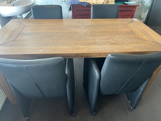 Eiken tafel met 4 lederen stoelen, zwart en eiken