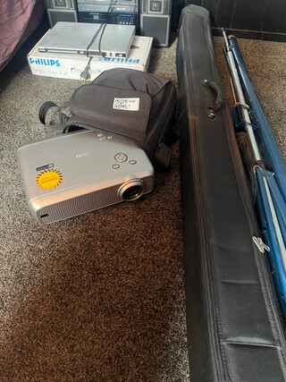 Verplaatsbare beamer, 2 draagbare schermen Philips, zilverkleurig