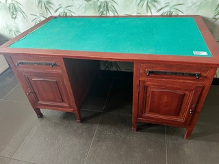 Notaris bureau, groen en gelakt