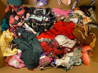 Ca. 92x Badpakken en bikini’s, Cyell, Beachlife, Fantasia, maat 36 t/m