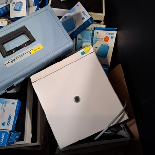 Partij laboratorium apparatuur en diversen, O.a. Omron, Seca