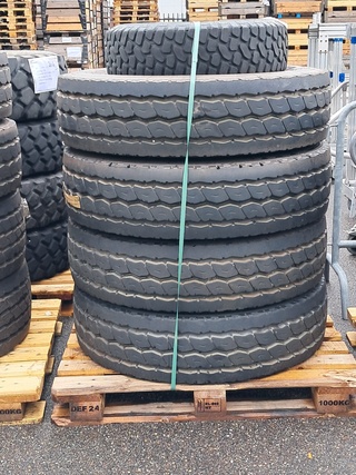 4x Vrachtwagenband en 1x autoband, O.a Michelin, o.a X Works
