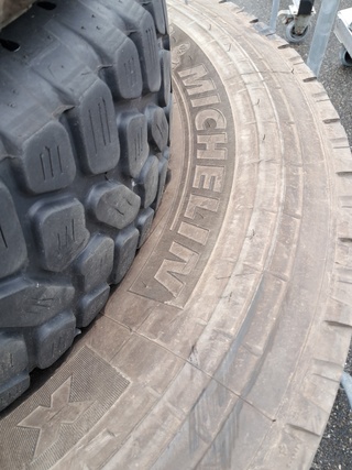3x Vrachtwagenband en 2x autoband, O.a Michelin, o.a X Works