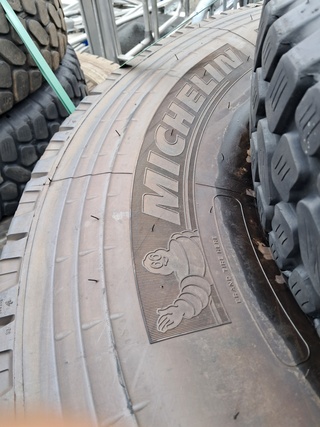 4x Vrachtwagenband en 1x autoband, O.a Michelin, o.a X Works