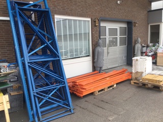 Partij magazijnstellingen, staanders en liggers, oranje/blauw