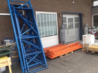 Partij magazijnstellingen, staanders en liggers, oranje/blauw