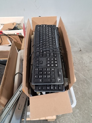 Diverse randapparatuur, O.a. Logitech
