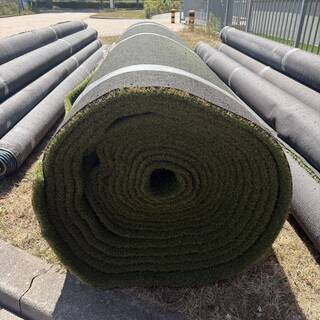 Ca. 54,4m2 Kunstgras, 28 mm hoog, groen, wit