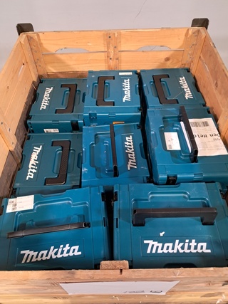 Ca. 11x Opbergkoffer met oplader en 13x opbergkoffer zonder oplader, M