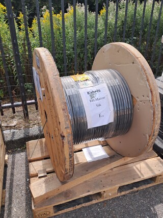 Kabel op houten haspel