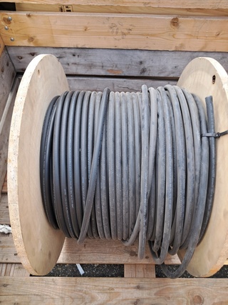Kabel op houten haspel