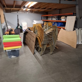 Partij huisraad o.a. Tv, eetkamertafel, horeca stoelen