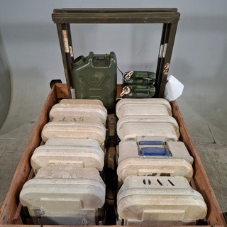 8x Koelbox, jerrycans en metalen frames, O.a. Blanco