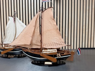 2x Gedetailleerd houten scheepsmodel Zeeschouw