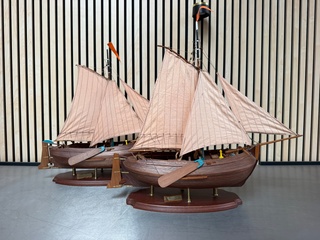 2x Gedetailleerd houten scheepsmodel Enkhuizerbol