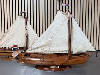 2x Gedetailleerd houten scheepsmodel Tjalk
