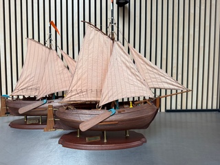 2x Gedetailleerd houten scheepsmodel Enkhuizerbol