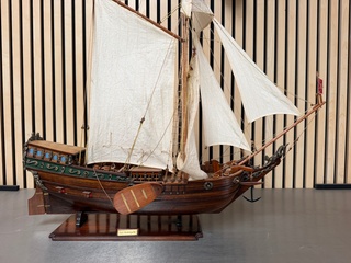 Gedetailleerd houten scheepsmodel Fries Stratenjacht