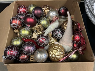 Partij w.o. kerstversiering, placemats, bloempotten