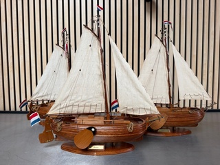 3x Gedetailleerd houten scheepsmodel Boeier