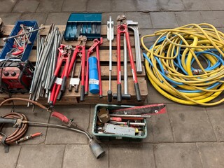 Partij loodgietersgereedschap met pijpbuigtangen, draadeinden, boren e