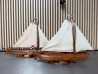 2x Gedetailleerd houten scheepsmodel Tjalk