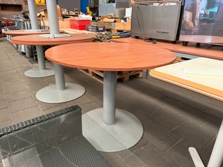 7x Tafel (5x rond ø1 m, 2x vierkant 60×70 cm)