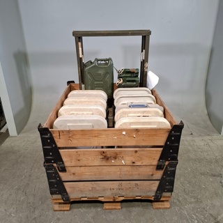 8x Koelbox, jerrycans en metalen frames, O.a. Blanco