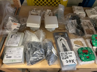 Ca. 30x Installatiemateriaal w.o. stopcontacten, stopkraan, W.o. Grohe