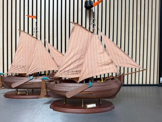 2x Gedetailleerd houten scheepsmodel Enkhuizerbol, Enkhuizer Bol 1902