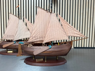 2x Gedetailleerd houten scheepsmodel Enkhuizer Bol 1902