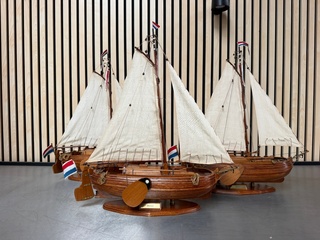 3x Gedetailleerd houten scheepsmodel Boeier